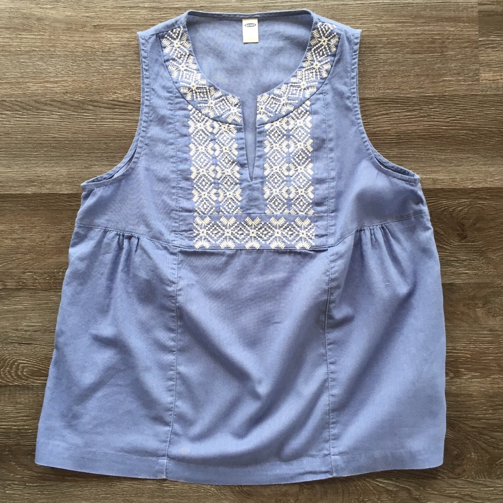 Old Navy Embroidered Split Neck Swing Top Women’s Medium